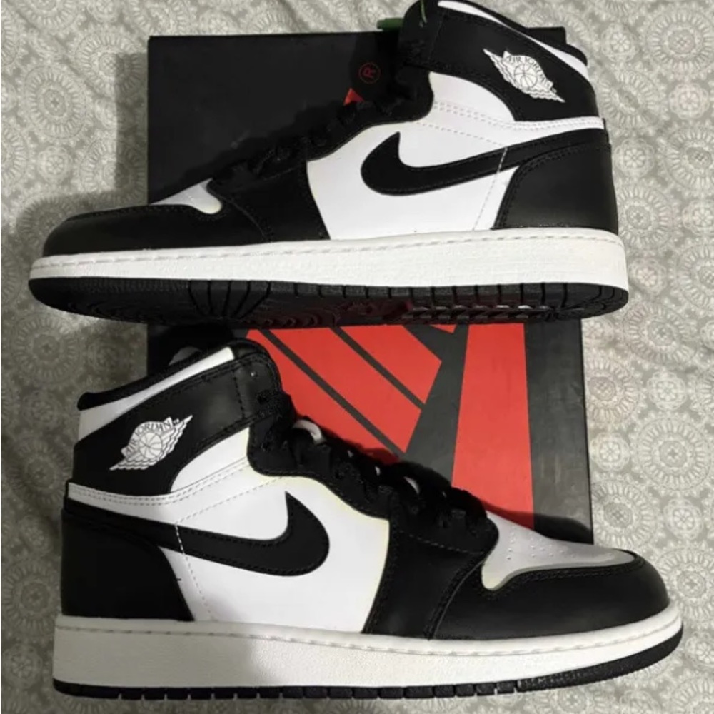 BLACK WHITE AIR JORDAN RETRO 1 HIGH TOP
